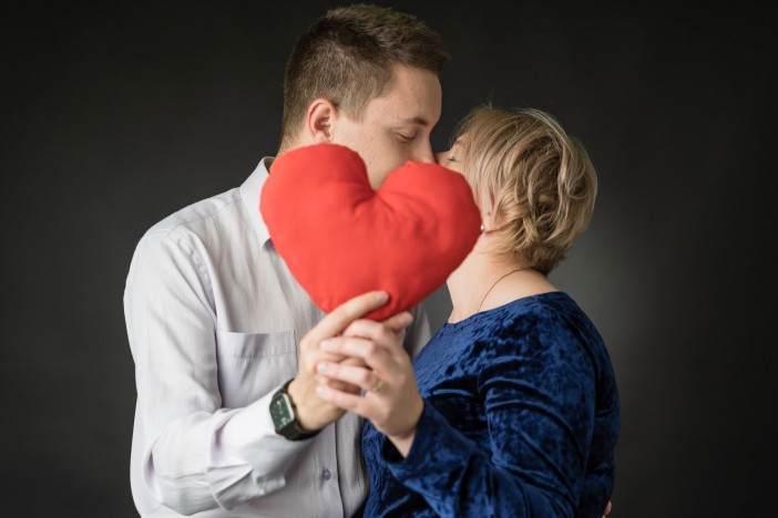 Les femmes sont-elles plus heureuses avec des hommes plus jeunes ?